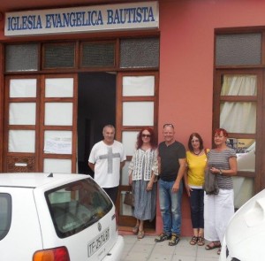 Pedro Ángel, el pastor de la comunidad de la Iglesia Evangélica Bautista de La Palma en Los Llanos con La junta directiva de SOS La Palma - excepto Annette Ibarra