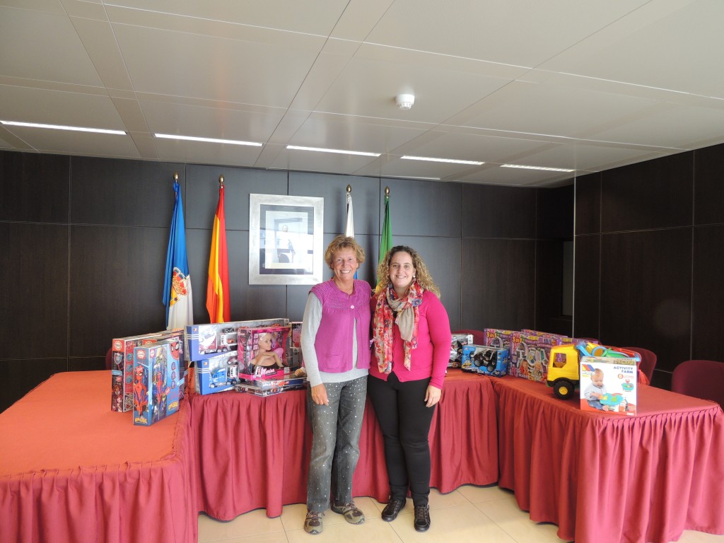 Annette y Melania Hernández, Concejal Delegada de Servicios Sociales del Ayuntamiento de Breña Baja, con regalos de Navidad para  niños y niñas del Municipio.