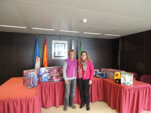 Annette y Melania Hernández, Concejal Delegada de Servicios Sociales del Ayuntamiento de Breña Baja, con regalos de Navidad para niños y niñas del Municipio.