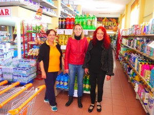 Rafaela del Supermercado Gama, Angeles Rosa, asistente social y Christina - SOS La Palma