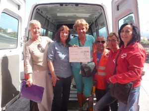 Irene Scheidt y tres personas más de Cruz Roja recogen los alimentos