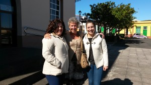 Auf dem Foto María Zoraida Hernández und Rosabel Díaz García, Beauftragte des Sozialdienstes und Annette Ibarra von ” Asociación Solidaridad SOS La Palma”.