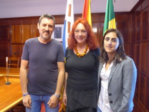 Bürgermeister von Garafía Martín Taño García und Christina Rodríguez Pérez von SOS Solidaridad La Palma mit Rocío Rocha Rodríguez Gemeinderätin